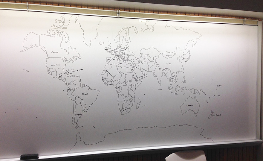 Bambino autistico di 11 anni disegna una mappa del mondo perfetta affidandosi solo alla memoria
