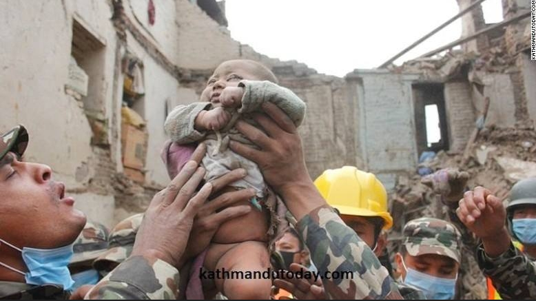 Nepal, la forza della vita. Bimbo di 4 mesi estratto vivo dopo 22 ore.