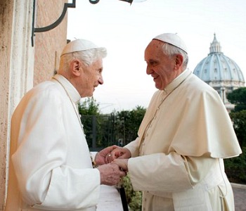 Benedetto XVI compie 88 anni. Papa Francesco: auguri di gioia e felicità