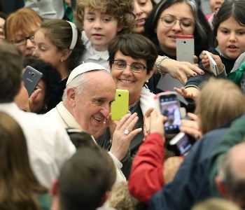 Papa Francesco: Entriamo nelle ferite del Signore che sono dappertutto