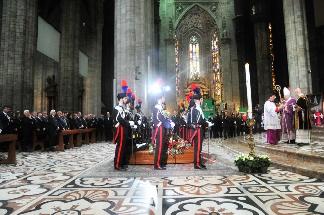 Duomo di Milano gremito per i funerali dell'avvocato Lorenzo Claris Appiani e del giudice Fernando Ciampi, due delle vittime della strage avvenuta in tribunale il 9 aprile.