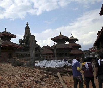 Papa Francesco: 100 mila dollari in aiuto al Nepal, più di 5.000 i morti