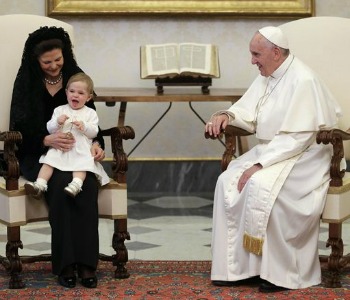 Papa Francesco riceve la Regina di Svezia (e gioca con la nipotina)