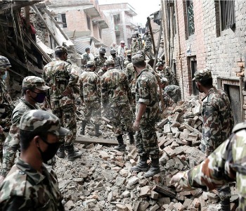Sisma in Nepal, si temono 10.000 morti Rintracciati 18 italiani, ancora 40 dispersi