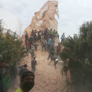 Terromoto in Nepal, crolla la torre Dharahara, oltre 50 persone intrappolate
