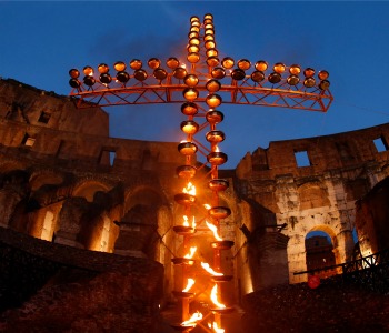 Via Crucis al Colosseo. I testi di Mons. Corti: Chiamati ad essere anche noi custodi per amore