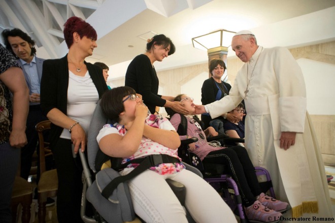 Papa Francesco con un gruppo di bambini malati ieri sera: Non abbiate paura di chiedere a Dio ''Perché?''