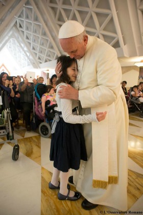 Papa Francesco con un gruppo di bambini malati ieri sera: Non abbiate paura di chiedere a Dio ''Perché?''