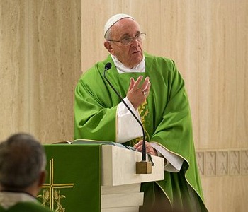 Papa Francesco: i cristiani mondani e rigoristi allontanano la gente da Gesù