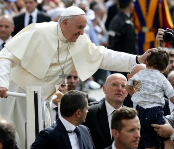Papa Francesco: amore, tenerezza e pazienza per non auto esiliarci dall’educazione dei nostri figli