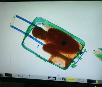 Abou: 8 anni, nascosto in una valigia per entrare in Europa