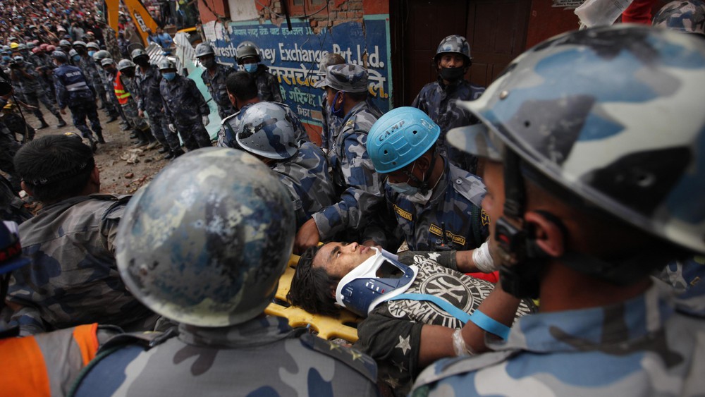 Nepal: donna viva sotto le macerie ma si temono 15.000 morti