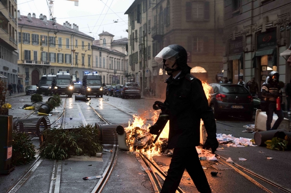 Scontri NoExpo-polizia, Milano in fiamme