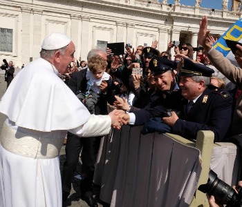 Papa Francesco alla Polizia: difendere deboli, contrastare violenti e corrotti