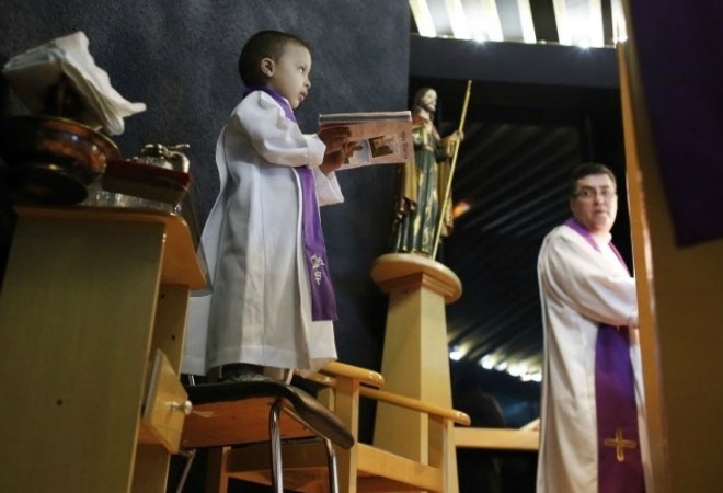 Il bambino malato di cancro che sogna di essere ministro dell'Eucaristia