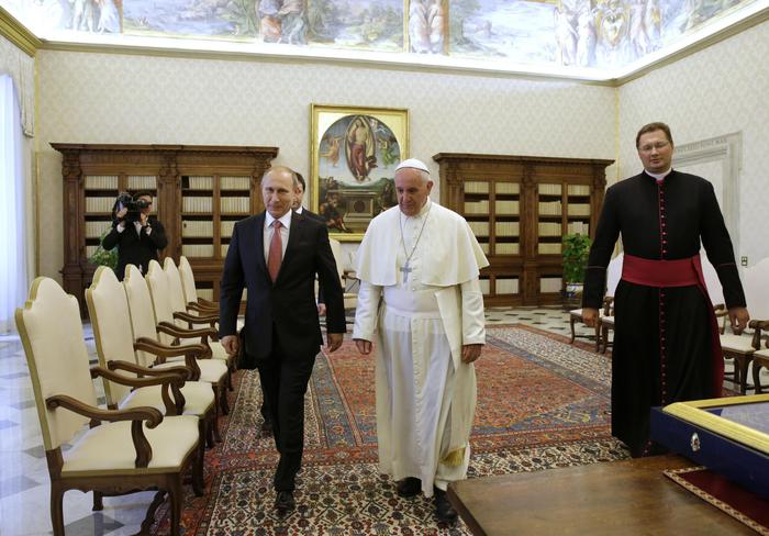 Papa Francesco a Putin: impegno di tutti per la pace