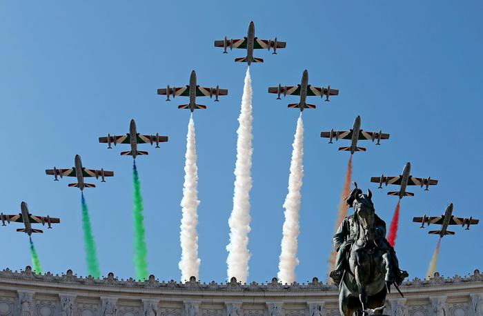 Festa della Repubblica: Mattarella e Renzi all'Altare della Patria