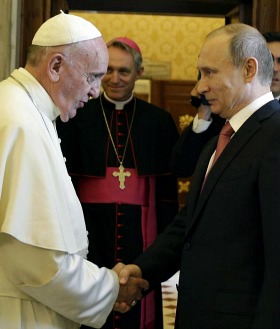 Papa Francesco a Putin: impegno di tutti per la pace
