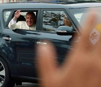 La lotteria della carità: si vince l'auto di Papa Francesco