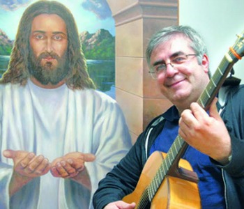 Il prete che predica con la chitarra