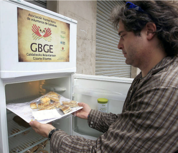 Il frigo della solidarietà: il modo fresco/figo della città spagnola di ridurre lo spreco alimentare