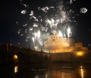 Fuochi d'artificio a Castel S. Angelo a sostegno dei cristiani in Medio Oriente