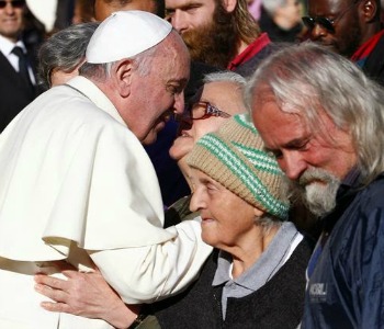 La carità del Papa: abbraccio agli ultimi