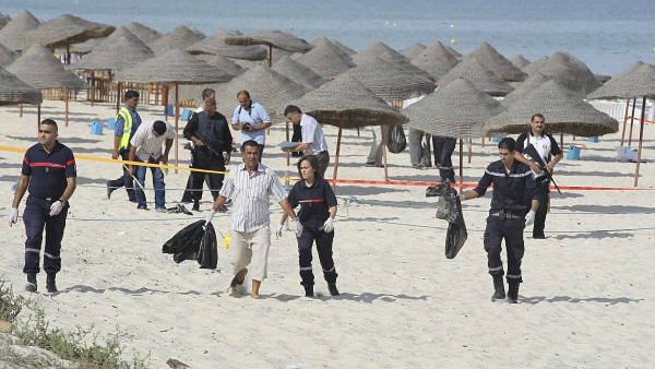 Sale a 27 morti e 6 feriti, compresi alcuni stranieri, il bilancio dell'attentato a Sousse in Tunisia. Lo ha reso noto il portavoce del ministero dell'Interno, Mohamed Ali Laroui, che ha parlato di turisti inglesi e tedeschi. In tutto gli stranieri uccisi sono almeno 7.