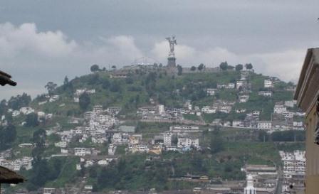 La Madonna di Quito o Vergine dell’Apocalisse sul Panecillo, la collina che si erge in pieno centro storico. 
