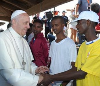 Papa Francesco: i migranti ci interpellano, rispondere con Vangelo misericordia