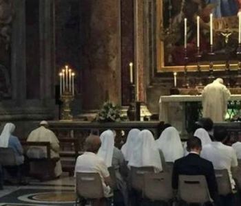 Il Papa in preghiera tra i fedeli all'altare di san Pio X
