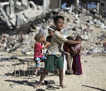 Gaza a un anno da fine guerra. Il parroco: aspettiamo miracolo tra le macerie