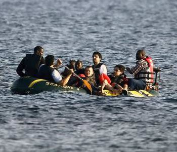 Barcone carico di profughi si rovescia. Tripoli: possibili molte vittime