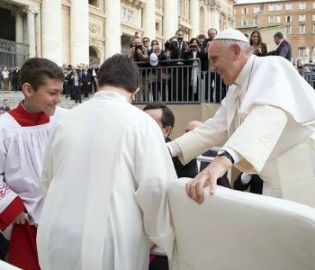 Piazza San Pietro: 9000 ministranti incontrano il Papa