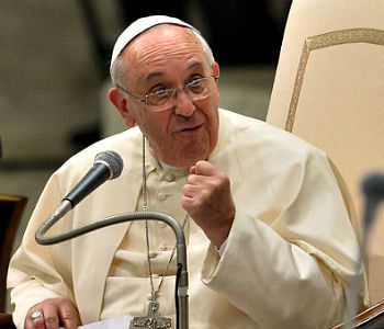 Papa Francesco: il diavolo è un truffatore, ti fa felice un attimo... ma poi ti lascia solo