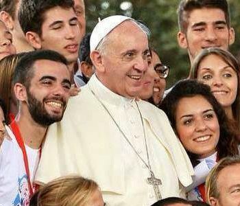 Papa Francesco: affascinare i giovani con il Vangelo in un’epoca di diffusa indifferenza religiosa