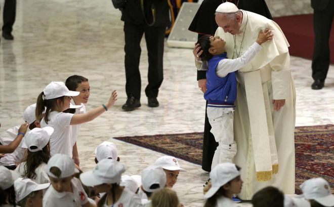 Papa Francesco: affascinare i giovani con il Vangelo in un’epoca di diffusa indifferenza religiosa