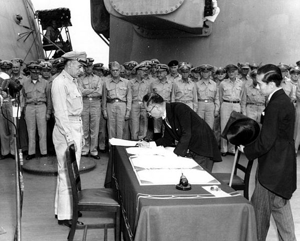 Il ministro degli esteri giapponese Mamoru Shigemitsu firma l'atto di resa per il Giappone, termina la II guerra mondiale.
