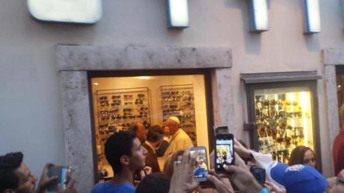 +++ Papa Francesco è in un negozio di ottica a Roma per cambiare gli occhiali +++
