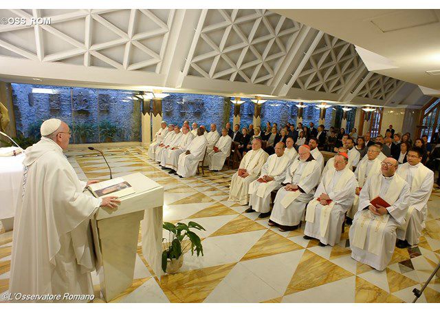 Papa Francesco: la Chiesa è madre, non un'associazione rigida!