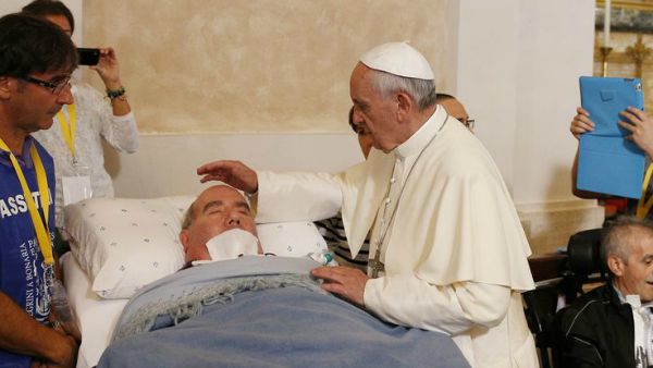 Messaggio di Papa Francesco per la giornata del malato: affidarsi a Gesù, curare con amore