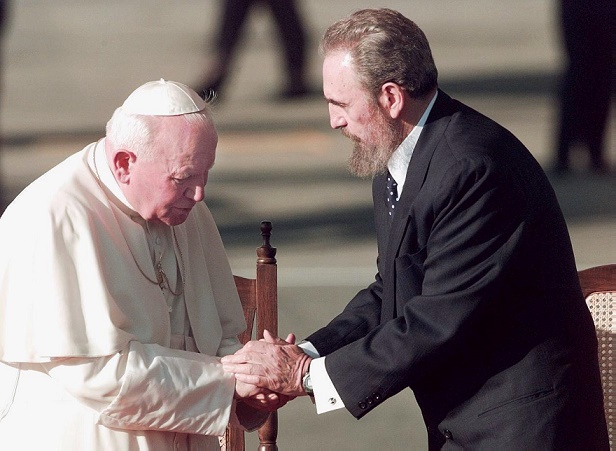 1998 - In una foto d'archivio del 22 gennaio 1998  Giovanni Paolo II, in visita a Cuba, incontra Fidel Castro all'aeroporto dell'Avana. ANSA / MICHEL GANGNE