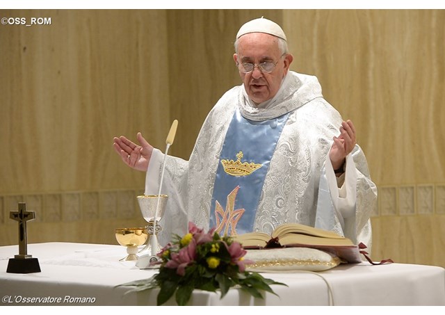 Papa Francesco: Dio cammina con tutti noi, santi e peccatori