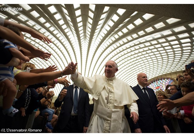 Papa: promuovere economia dell'onestà di fronte a corruzione