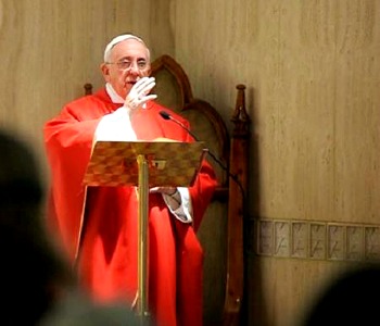 Papa Francesco: abbassarsi come Gesù sulla Croce per vincere le seduzioni del male 