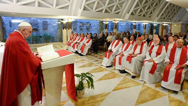 Papa Francesco: abbassarsi come Gesù sulla Croce per vincere le seduzioni del male 