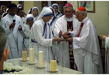 Il Card. Filoni sulla tomba di Madre Teresa: modello di amore per Dio e per i poveri