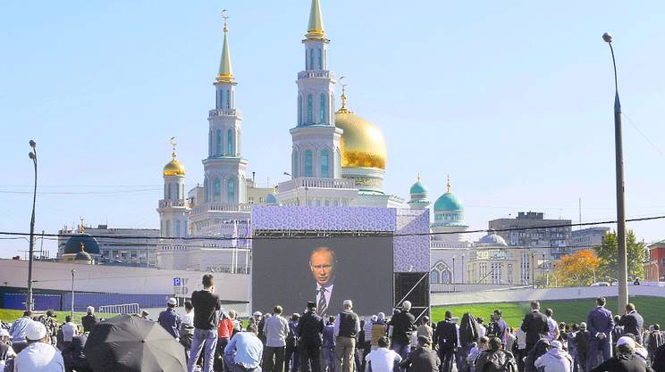 Putin inaugura grande Moschea a Mosca e attacca l'Is