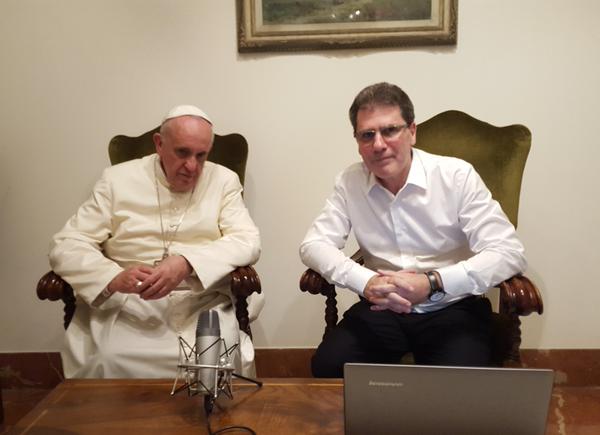 L'intervistatore Marcelo Figueroa durante l'incontro con Papa Francesco