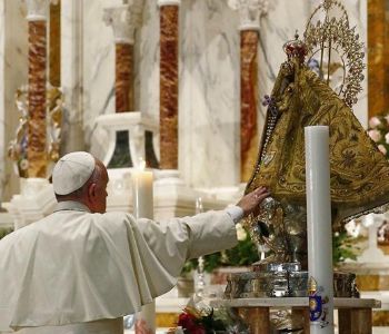 Papa Francesco: Come Maria dobbiamo uscire dalle sacrestie per accompagnare la vita e sostenere la speranza